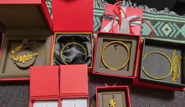 兆富配资 男子闲鱼平台联系买家见面卖金手镯，到账的5万元咋被司法划扣？宜宾警方：扣的是电诈资金